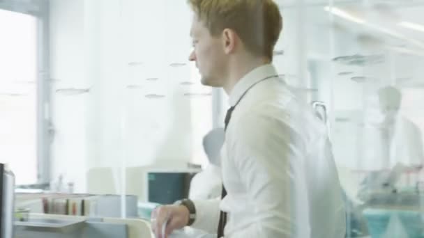 Jeune équipe multi ethnique travaillant ensemble dans un bureau contemporain 