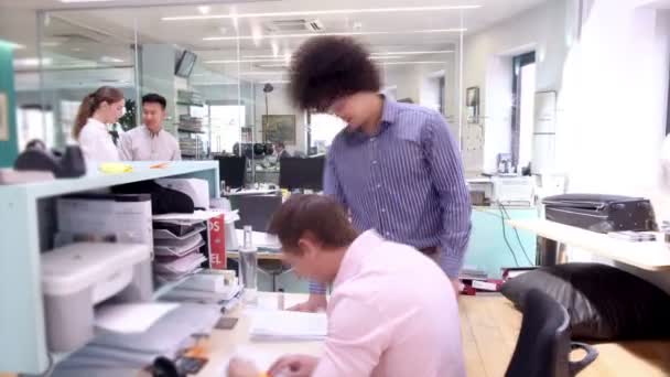 Affärsteam som arbetar tillsammans på kontoret — Stockvideo