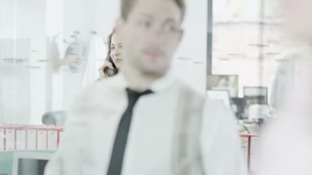 Attraktive, lässig gekleidete Geschäftsfrau am Telefon in einem modernen Büro — Stockvideo