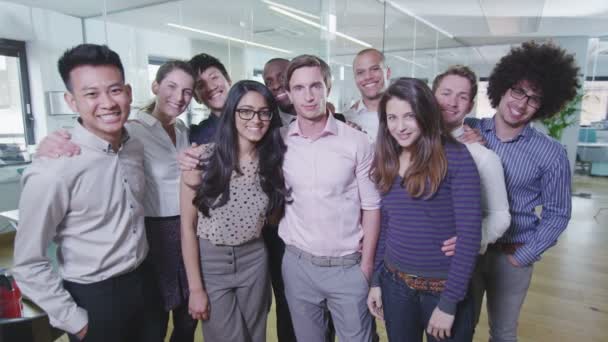 Portrait d'une jeune équipe d'affaires heureuse et décontractée 