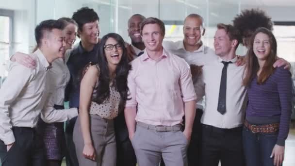 Portrait d'une jeune équipe d'affaires heureuse et décontractée 