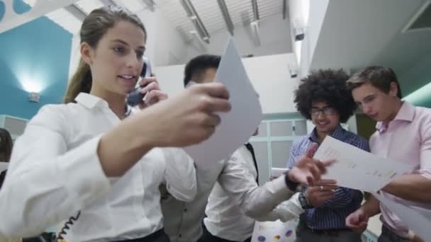 Geschäftsteam arbeitet im Büro — Stockvideo