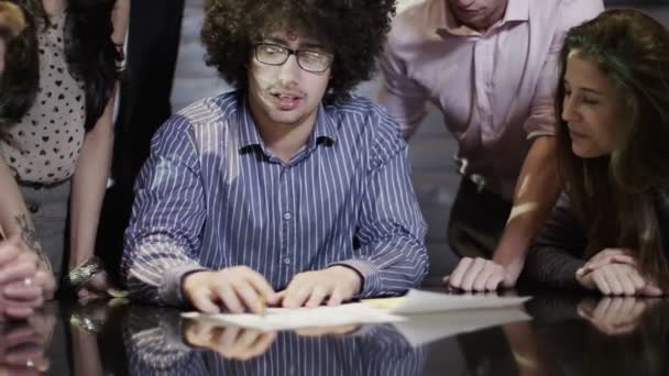 Entusiastiska unga företag gruppen i ett möte — Stockvideo