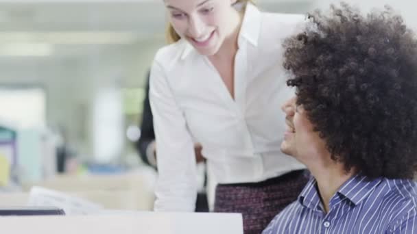 Atractivo y de moda joven equipo de negocios en el trabajo en una oficina contemporánea — Vídeo de stock