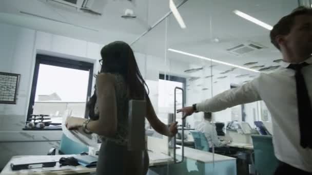 Jeune équipe d'entreprises créatives travaillant ensemble dans un bureau contemporain léger 