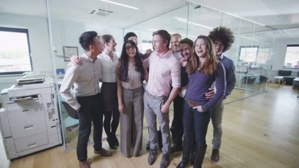 Retrato de uma equipe de negócios jovem feliz e casual — Vídeo de Stock