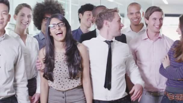 Retrato de uma equipe de negócios jovem feliz e casual — Vídeo de Stock