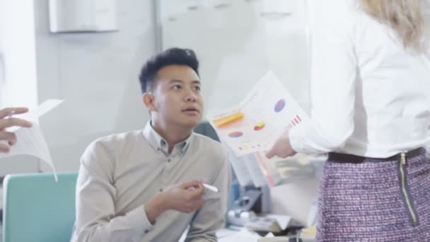 Jeune équipe d'entreprises créatives travaillant ensemble dans un bureau contemporain léger — Video