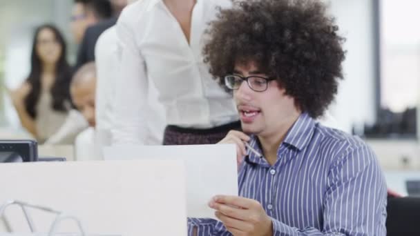 Equipo de negocios trabajando en una oficina contemporánea — Vídeos de Stock