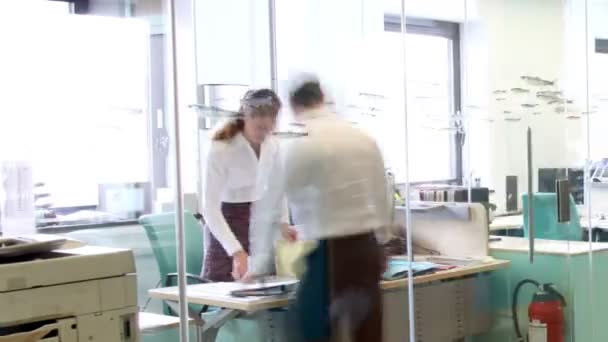 Geschäftsteam arbeitet im Büro zusammen — Stockvideo