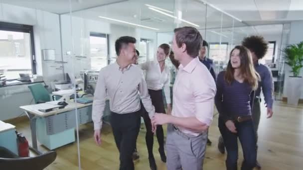 Portrait d'une jeune équipe d'affaires heureuse et décontractée 