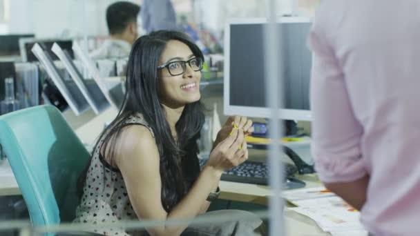 Aantrekkelijke jonge vrouwelijke kantoor werknemer lachen. in slow motion. — Stockvideo