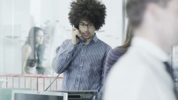 Neformálně oblečený mladý profesionální muž na telefonu v moderní kancelářské — Stock video