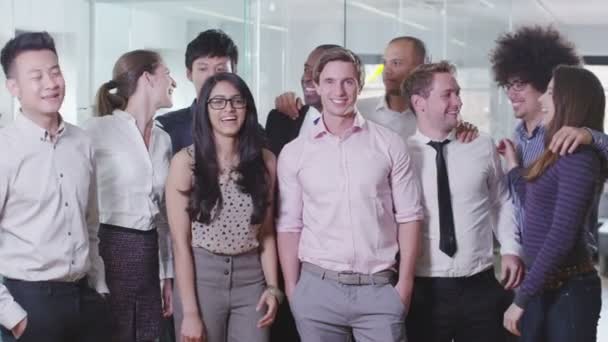 Portrait d'une jeune équipe d'affaires heureuse et décontractée 