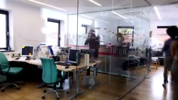 Atractivos profesionales jóvenes de moda en el trabajo en la oficina ocupada — Vídeo de stock