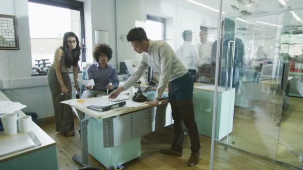 Genç yaratıcı iş takım çağdaş bir ofiste iş başında — Stok video