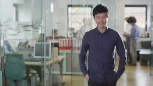 Divatos szakmai fiatalember az irodában — Stock videók