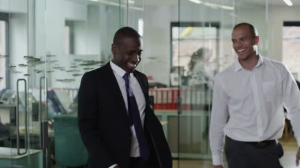 Портрет привлекательных неформальных бизнесменов в современном офисе — стоковое видео