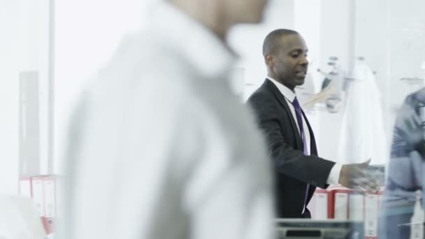 Les hommes d'affaires confiants qui s'associent serrent la main 