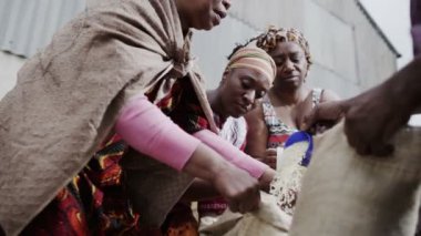 birlikte çalışma, pirinç ve tahıl miktarlarda ölçme african aile