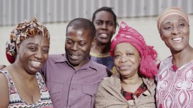 Afrikalı bir köyden bir aile grubu portresi