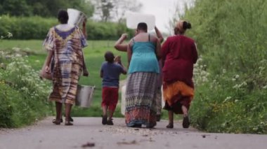 Afrika köylü birlikte su bulmak için seyahat.