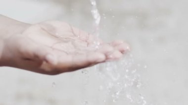 tatlı su ve zavallı bir topluluktan bir çocuğun elinde akışı