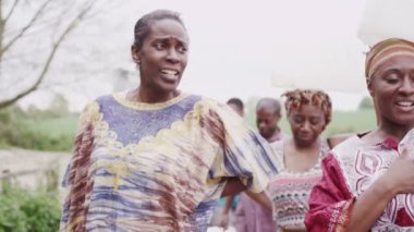Afrika köylü seyahat birlikte konteyner taşıyan su