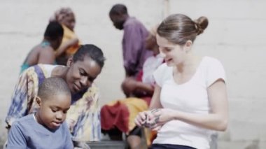 küçük bir çocuk incelemek için stetoskop tıbbi işçi charity organisation kullanır
