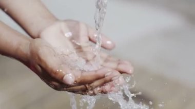 tatlı su ve zavallı bir topluluktan bir çocuğun elinde akışı