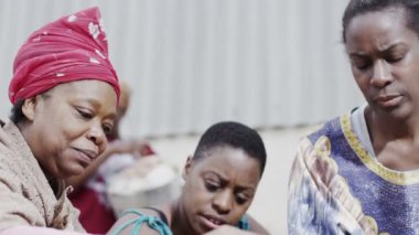 birlikte çalışma, pirinç ve tahıl miktarlarda ölçme african aile
