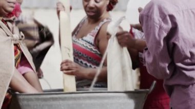 African aile ve toplum üyeleri birlikte, çamaşır giyim el ile çalışma