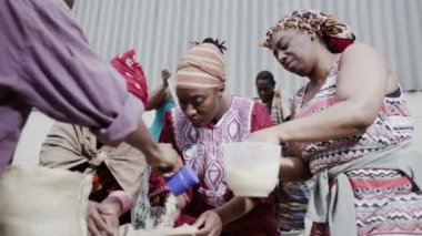 birlikte çalışma, pirinç ve tahıl miktarlarda ölçme african aile