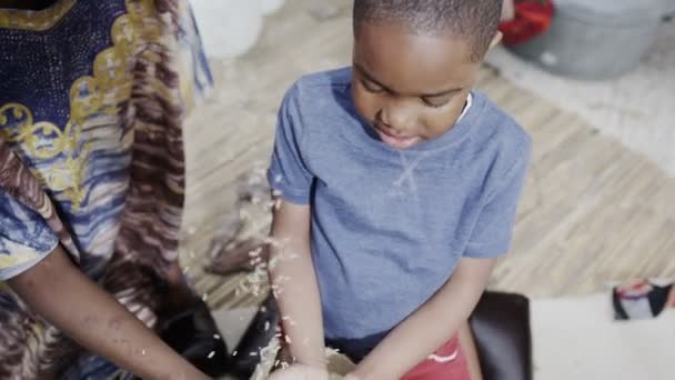 Afrikanische Familie arbeitet zusammen und misst Reis- oder Getreidemengen — Stockvideo