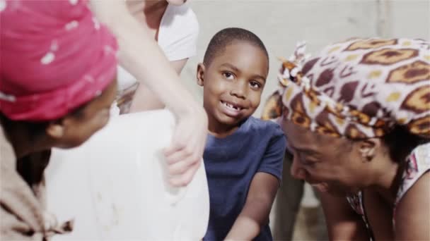 Flusso di acqua dolce e le mani di persone provenienti da una comunità povera — Video Stock