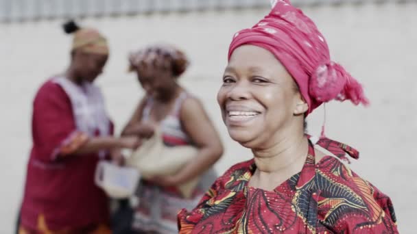 Retrato de uma mulher africana sorridente feliz em vestido tradicional — Vídeo de Stock