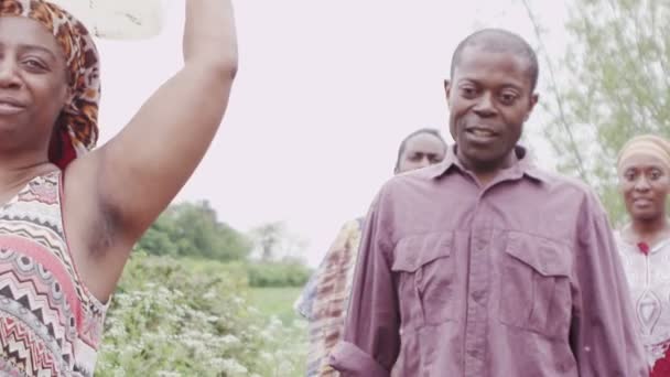 Afrikaanse dorpelingen reizen samen naar water te vinden — Stockvideo