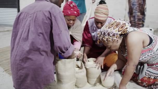 Африканская семья работает вместе, измеряя количество риса или зерна — стоковое видео