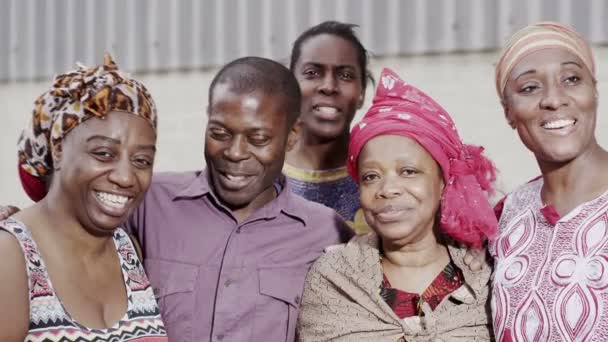 Portret van een groep van de familie van een Afrikaans dorp — Stockvideo