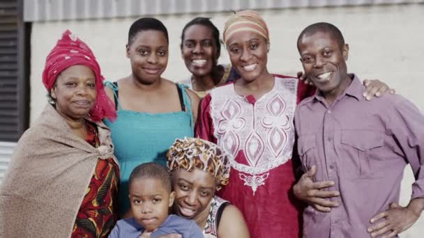 Retrato de un grupo familiar de una aldea africana — Vídeo de stock