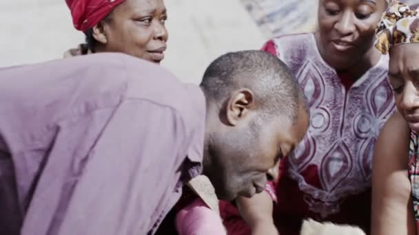 Familias africanas trabajando juntas, midiendo cantidades de arroz o grano — Vídeo de stock