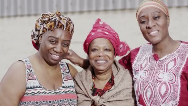 Retrato de tres mujeres africanas sonrientes felices en vestido tradicional — Vídeos de Stock