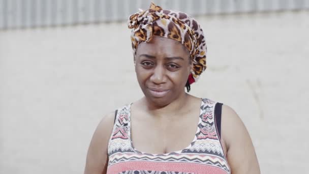 Retrato de una mujer africana sonriente feliz en vestido tradicional — Vídeo de stock