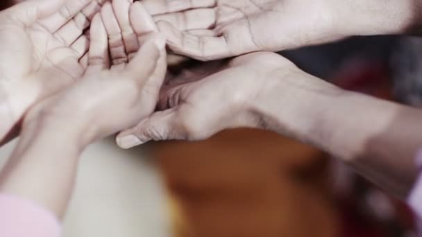 Muitas mãos estendendo-se, implorando por comida ou dinheiro — Vídeo de Stock