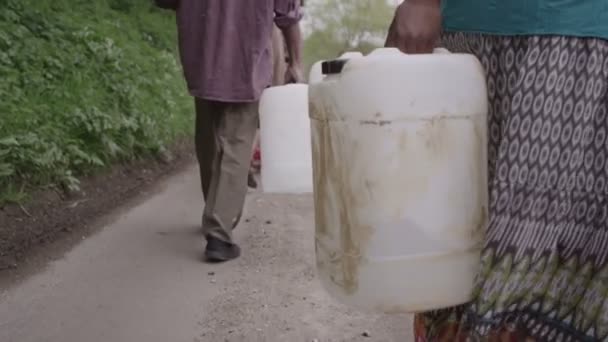 Afrikaanse dorpelingen reizen samen naar water te vinden — Stockvideo