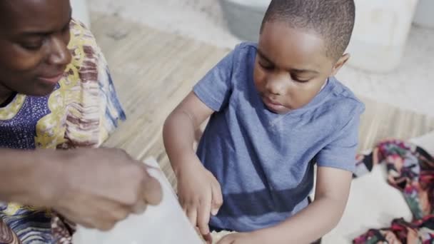 Familias africanas trabajando juntas, midiendo cantidades de arroz o grano — Vídeo de stock