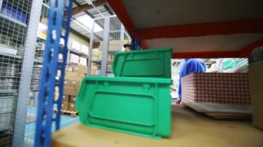 Ustabaşı talimat alarak karma etnik köken fabrika veya Ambar çalışanları