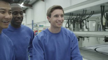 makine kontrol neşeli fabrika veya Ambar çalışanları