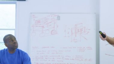 karışık bir etnik grup ekibi el ile çalışanların şirket toplantı veya eğitim semineri katılıyor