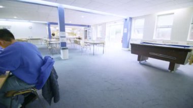 el ile çalışanların şirket kantinde bir mola